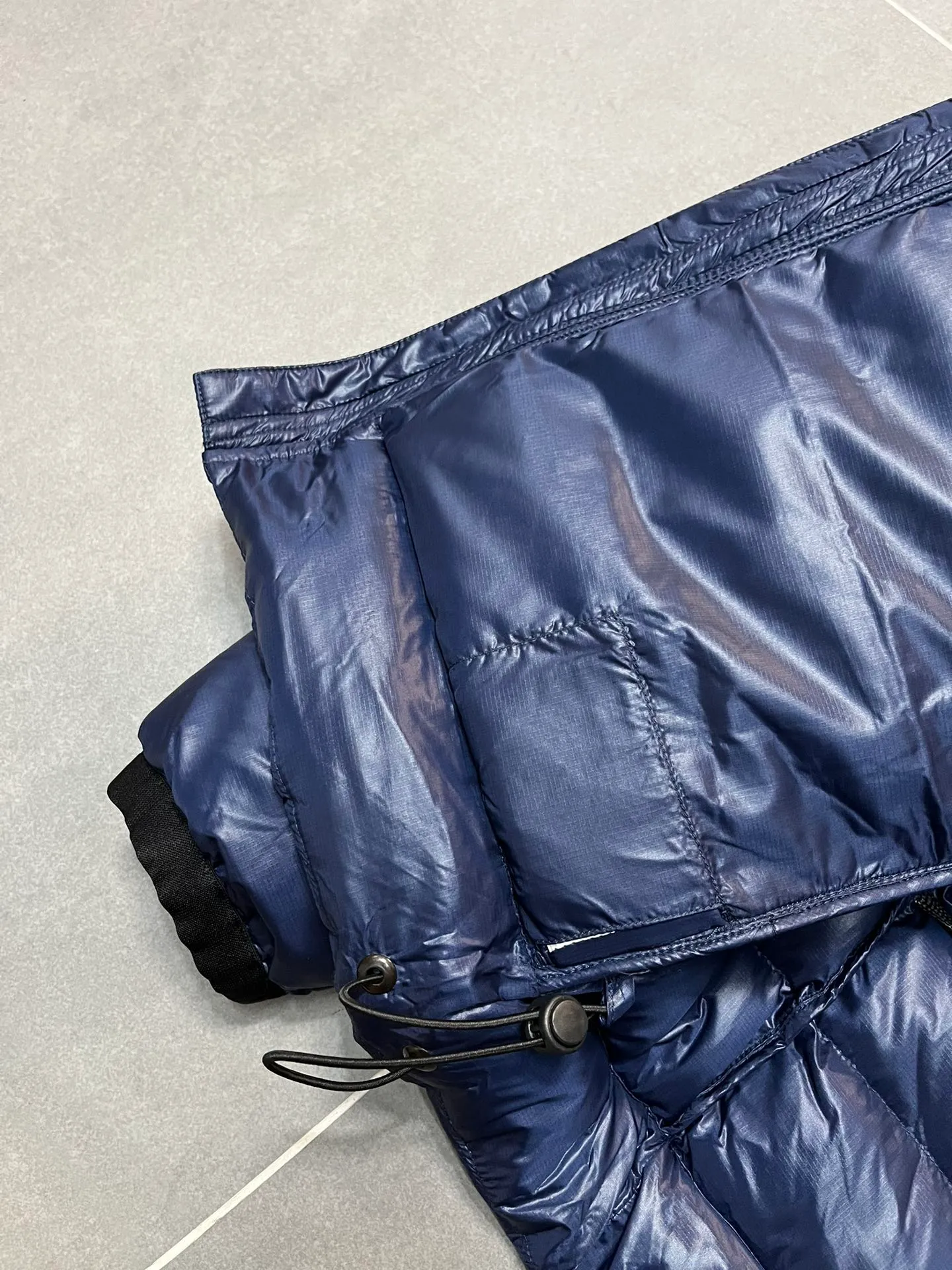 P940 Top 🔥purchase version 𝘾𝘼𝙉𝘼𝘿𝘼 𝙂𝙊𝙊𝙎𝙀/Canada Goose 2227 thin and light style. It’s super lightweight and doesn’t feel any weight on your upper body at all! Show more temperament‼  Canada Goose, a Canadian brand, has always been recognized as the warmest down jacket. Various Instagram celebrities, Internet celebrities, and celebrities often wear it for street photos. I make Canada Goose every year, but I still can’t get rid of my love for the goose. No matter how cold the winter is, there is no need to be afraid. Canada Goose is the legendary warmest down jacket and is known as a must-have for Arctic outdoor sports! The most popular down jacket in the world, celebrities are rushing to buy it, it is a must-have! Size: S-2XL Color: silver gray (red label) silver gray (black label), black (red label), black (black label), dark blue